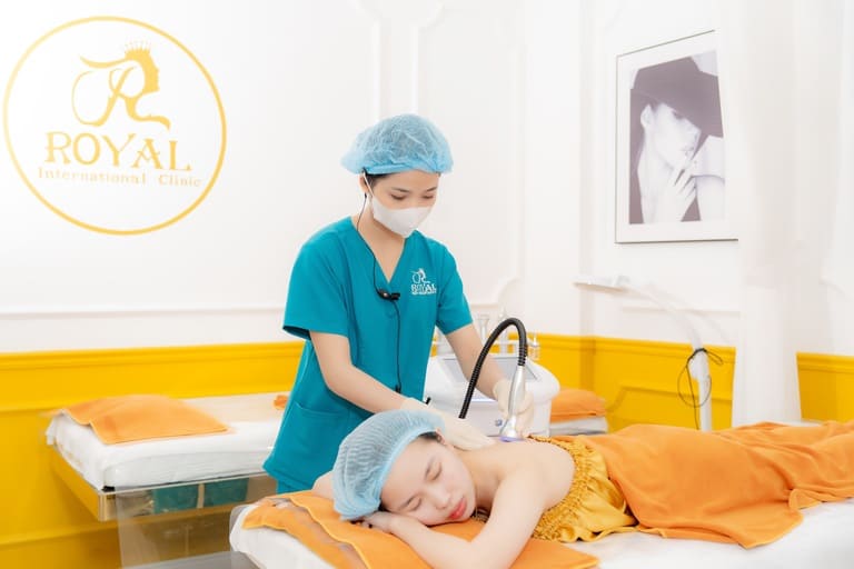 bị mụn nên đi da liễu hay đi spa