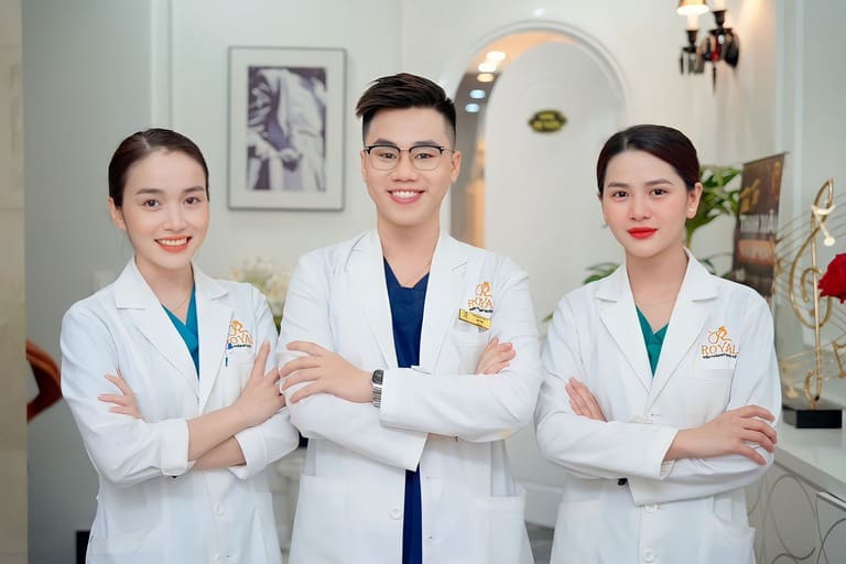 trị mụn nên đi da liễu hay spa