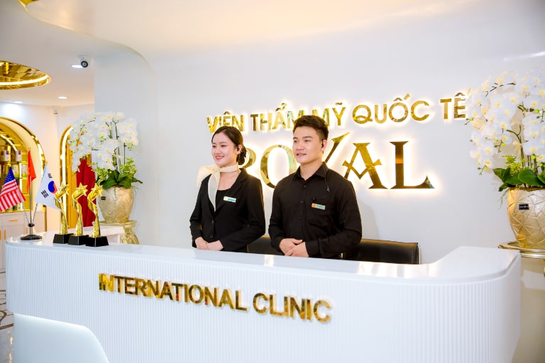 có nên đi spa trị mụn đầu đen nhiều lần