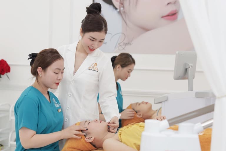 có nên đi spa trị mụn không
