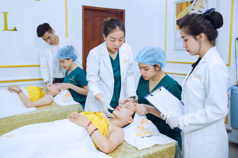 nên nặn mụn bao lâu 1 lần là tốt