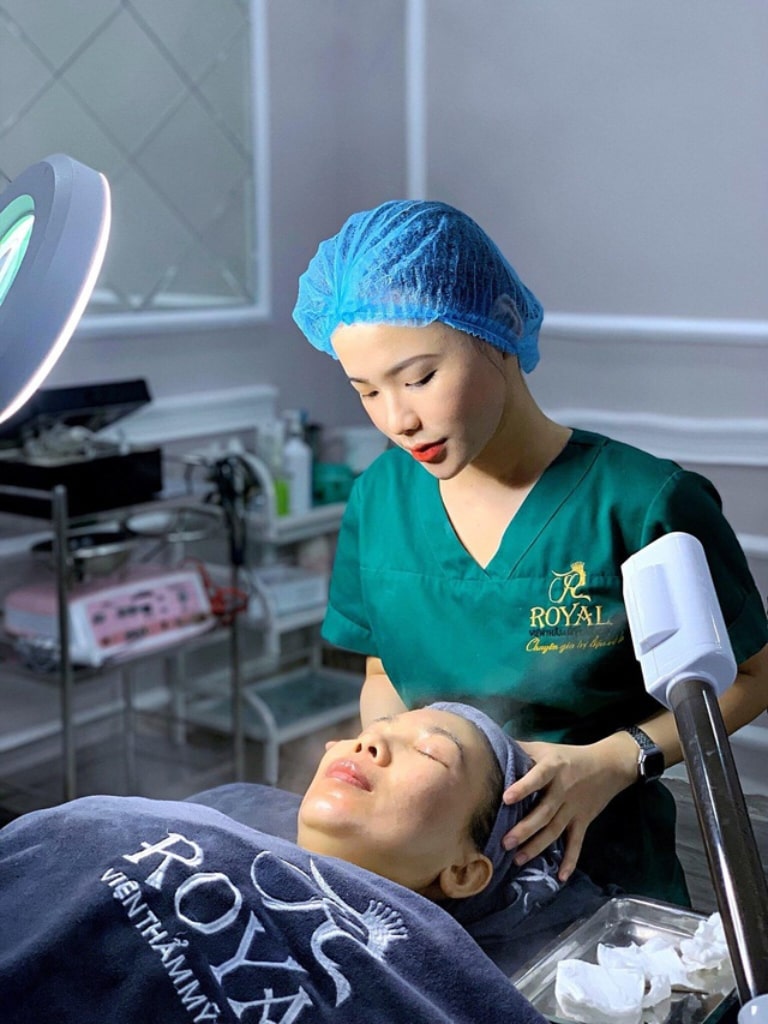 nặn mụn tại viện thẩm mỹ quốc tế Royal