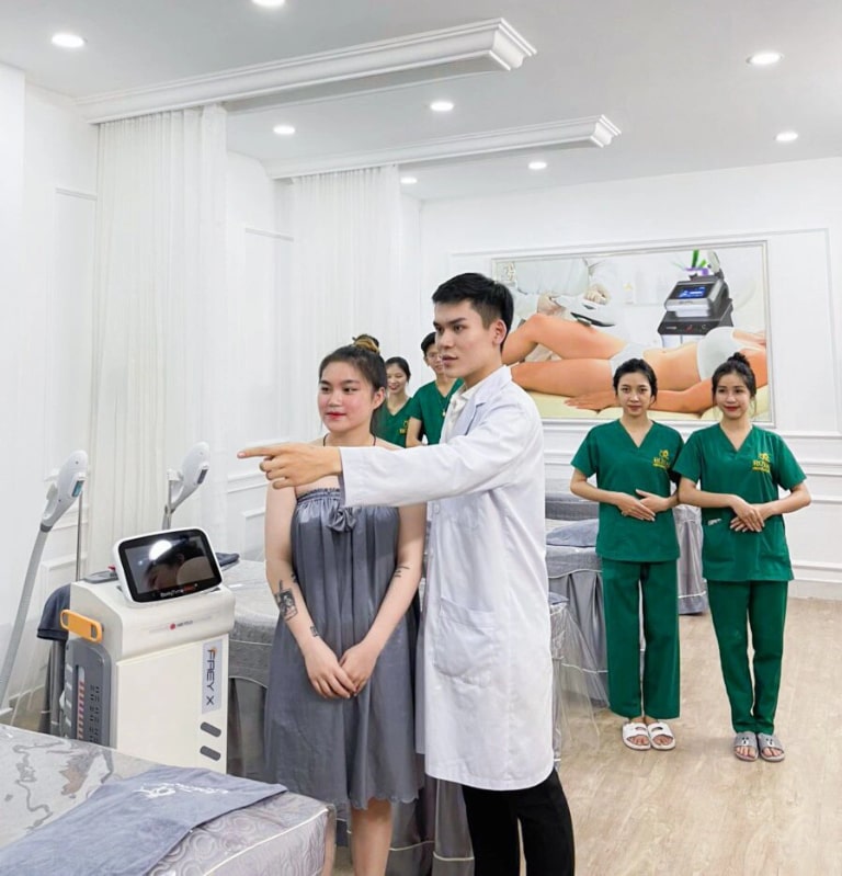 giá nặn mụn tại Viện thẩm mỹ royal 