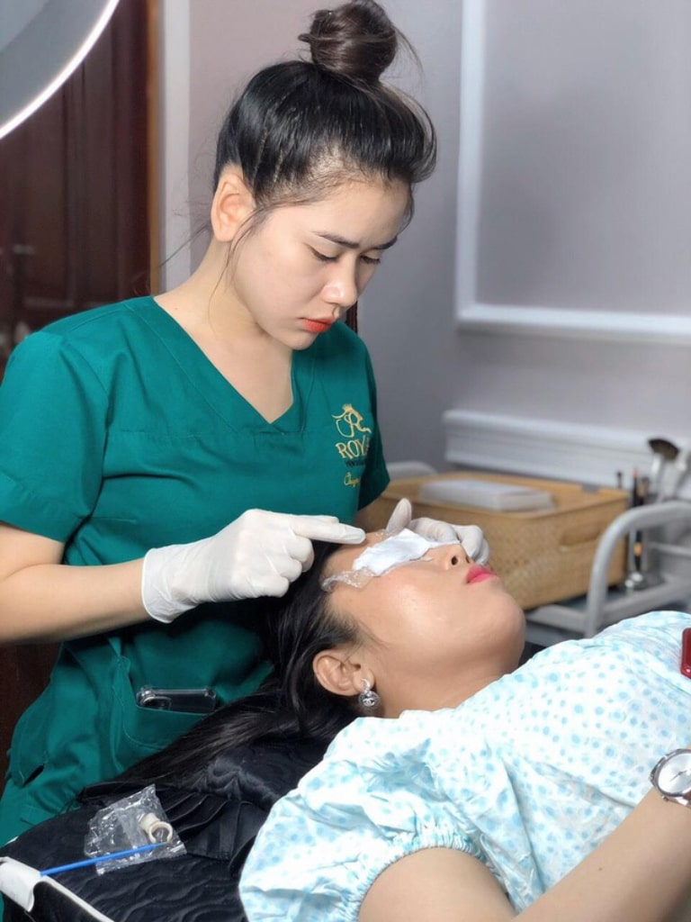 nặn mụn tại viện thẩm mỹ quốc tế royal