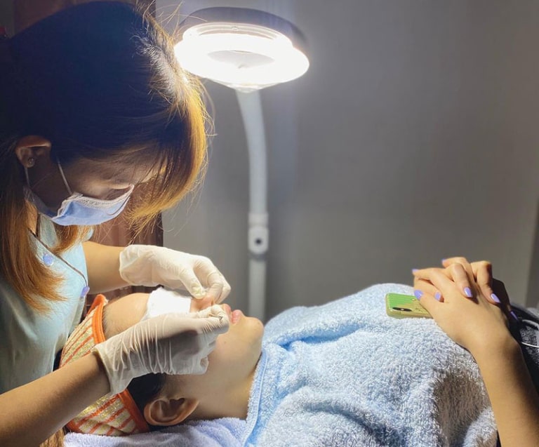 nặn mụn tại Sỏi Spa