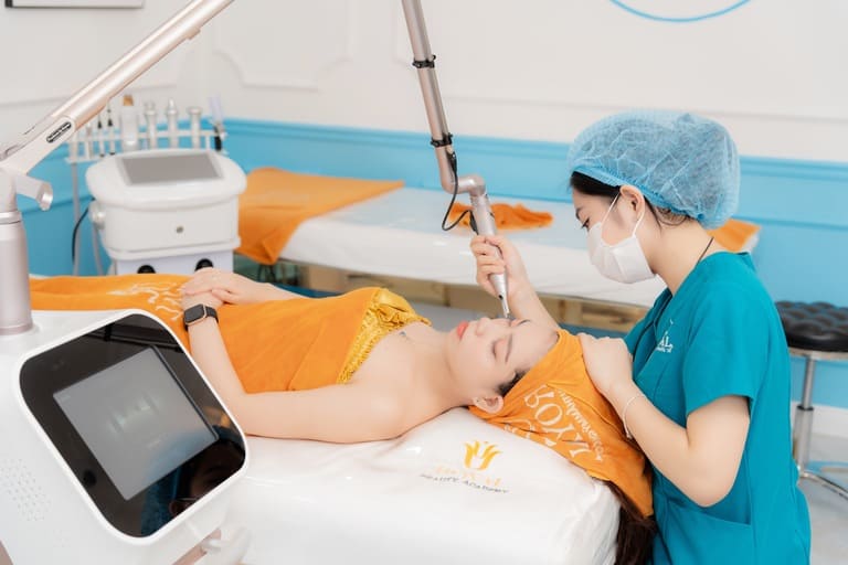 Trị mụn được thực hiện bởi các chuyên gia chuyên nghiệp