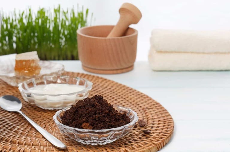 trị mụn bằng bã cà phê an toàn