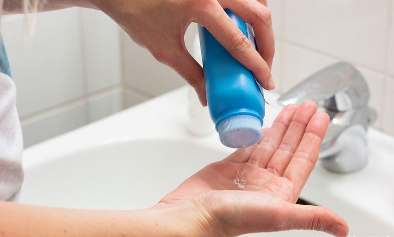 Cách trị mụn bằng phấn rôm an toàn