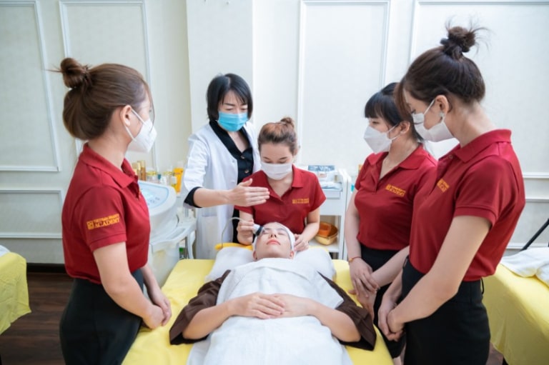 Đội ngũ chuyên viên dày dặn kinh nghiệm nặn mụn