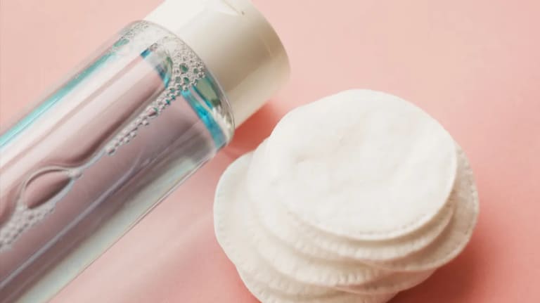 sử dụng toner sau nặn mụn