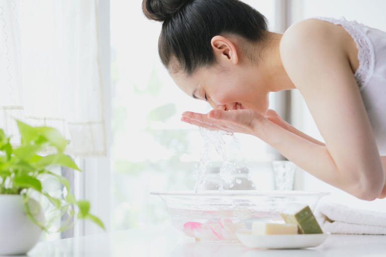sau khi nặn mụn rửa mặt bằng nước muối được không