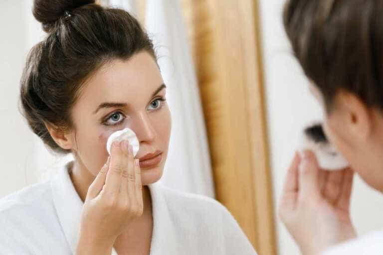 nên rửa nước muối sinh lý sau khi nặn mụn không