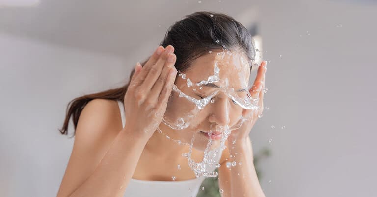 rửa nước muối sinh lý sau khi nặn mụn được không